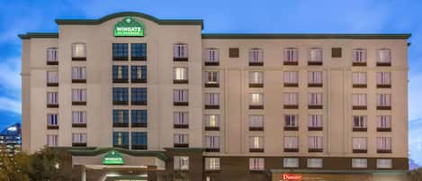 Un hotel a più piani con un cartello ben visibile che riporta "Wingate by Wyndham".