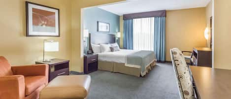 Luxe beddengoed, een kluis op de kamer, een bureau, een laptopwerkplek