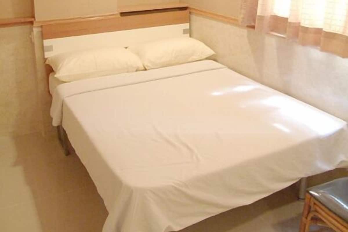 In-room safe, desk, free WiFi