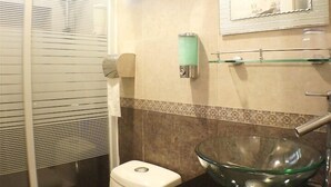 Regadera, amenidades de baño gratuitas, secadora de cabello, pantuflas 