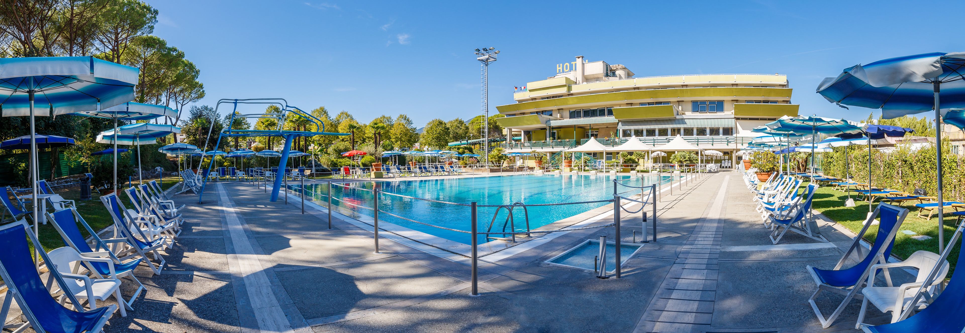 2 outdoor pools, an infinity pool, pool loungers