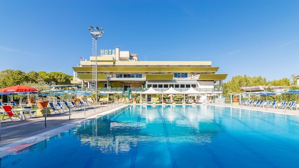A hotel with a swimming pool, sun loungers, and umbrellas. - Hotel Country Club (Capannori)