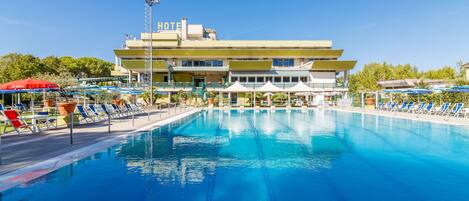 2 outdoor pools, an infinity pool, pool loungers
