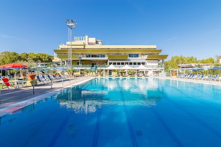 2 outdoor pools, an infinity pool, sun loungers
