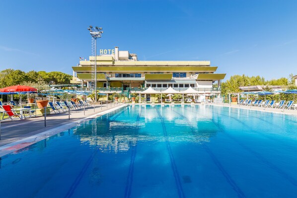 2 outdoor pools, an infinity pool, pool loungers