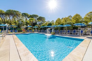 2 outdoor pools, an infinity pool, sun loungers - Hotel Country Club (Capannori)