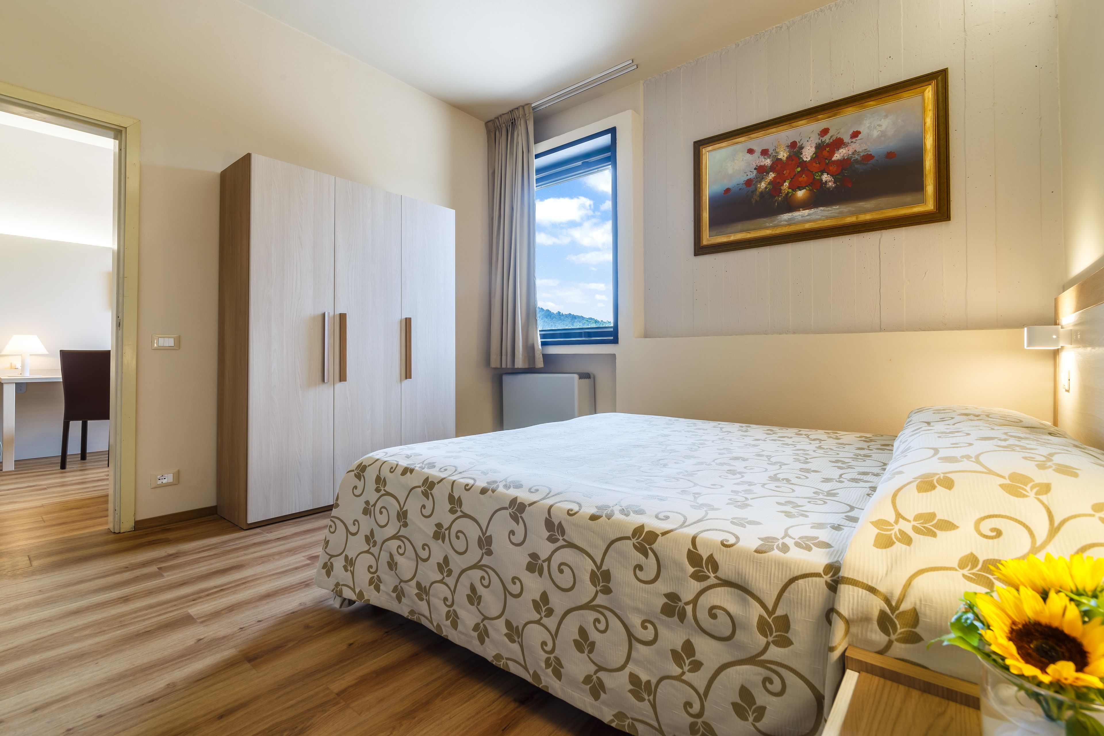 premium bedding, minibar, desk, soundproofing