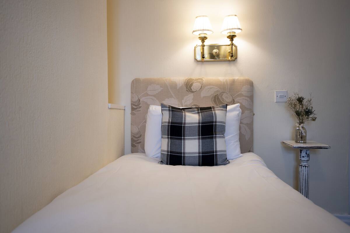 Single Room | 1 bedroom, in-room safe, iron/ironing board, cribs (surcharge)