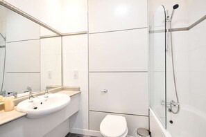Ilmaiset hygieniatuotteet, hiustenkuivaaja, pyyhkeet