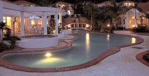 Piscine couverte, piscine extérieure, chaises longues