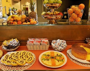 Daily continental breakfast (EUR 10 per person)