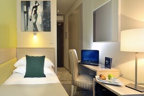 Select Comfort 床、迷你吧、客房内保险箱、办公桌
