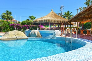 室外泳池；泳池傘、躺椅