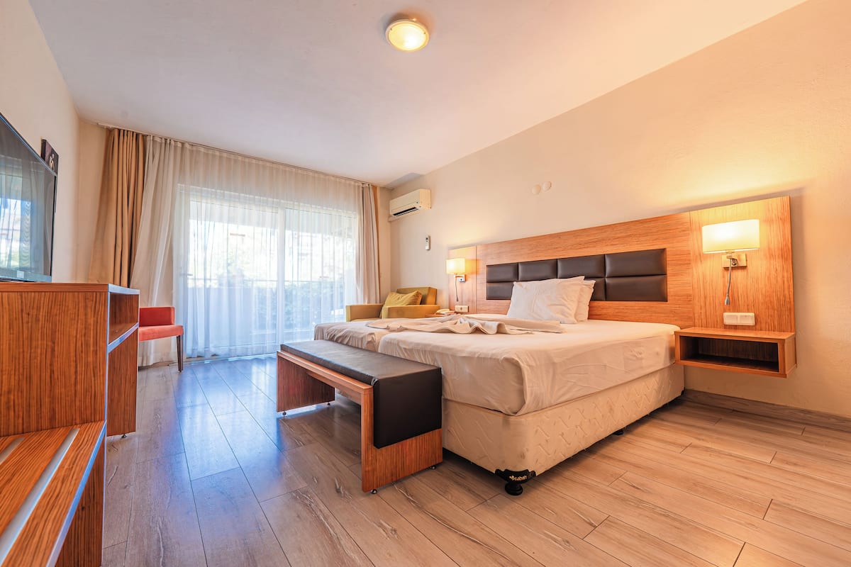 Standard Room | Minibar, cribs (free), WiFi, bed sheets