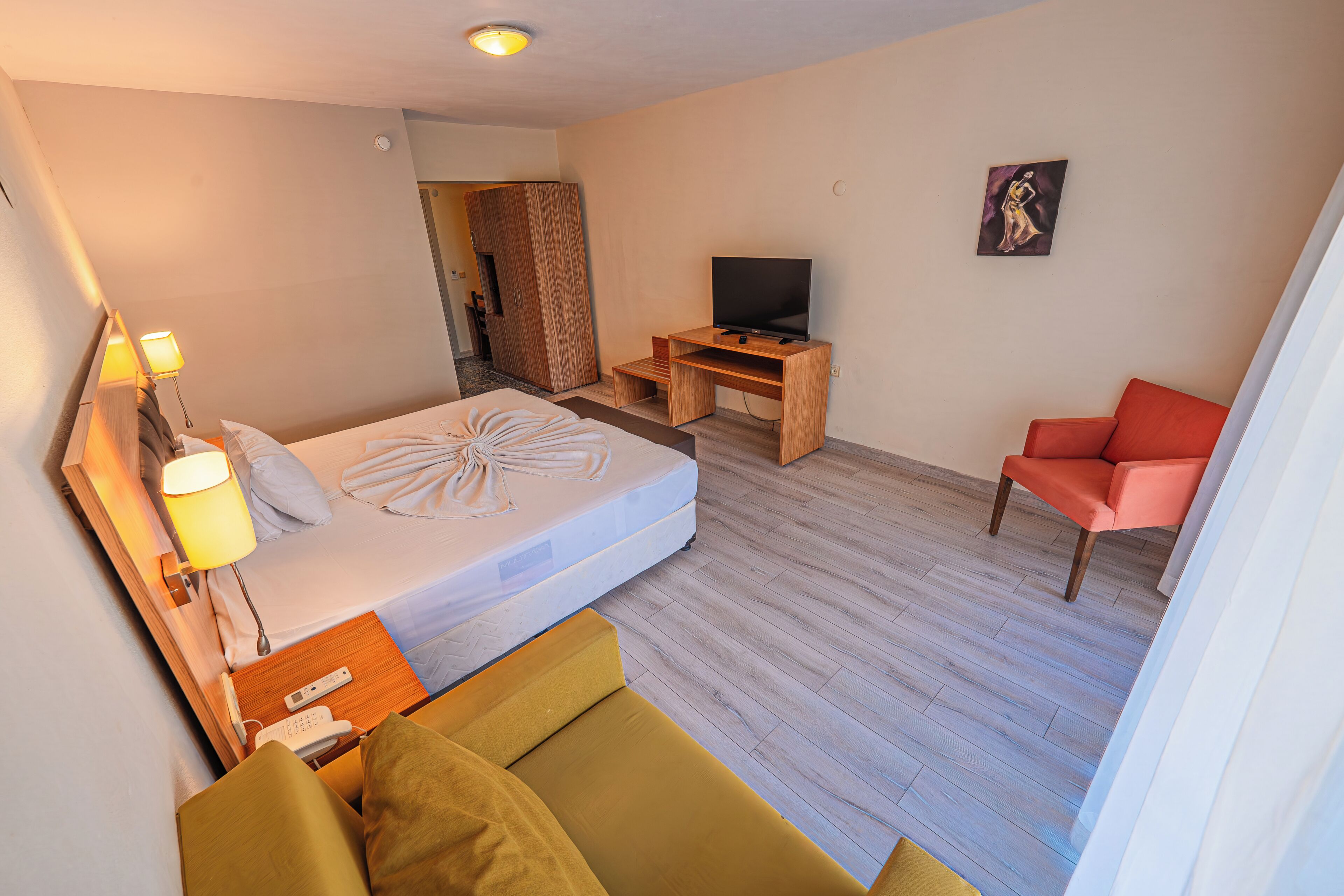 Minibar, cunas gratuitas, wifi y ropa de cama 