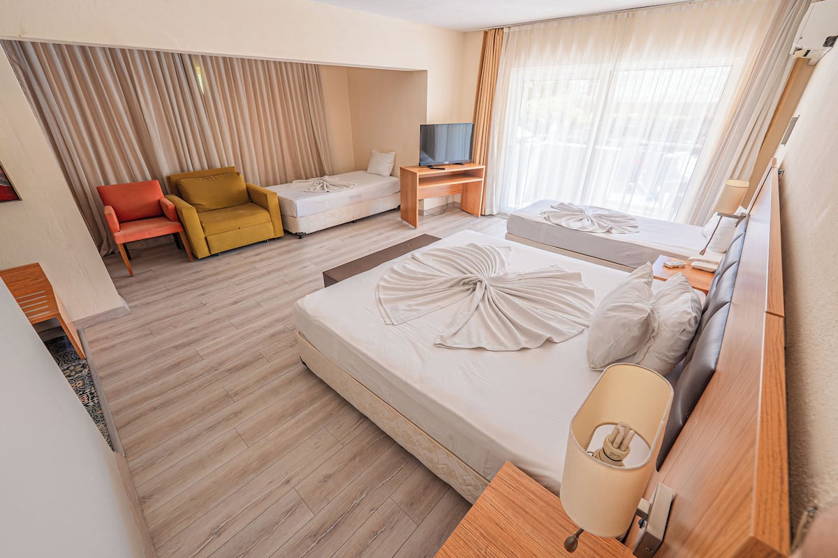 Suite, 1 Bedroom | Minibar, cribs (free), WiFi, bed sheets