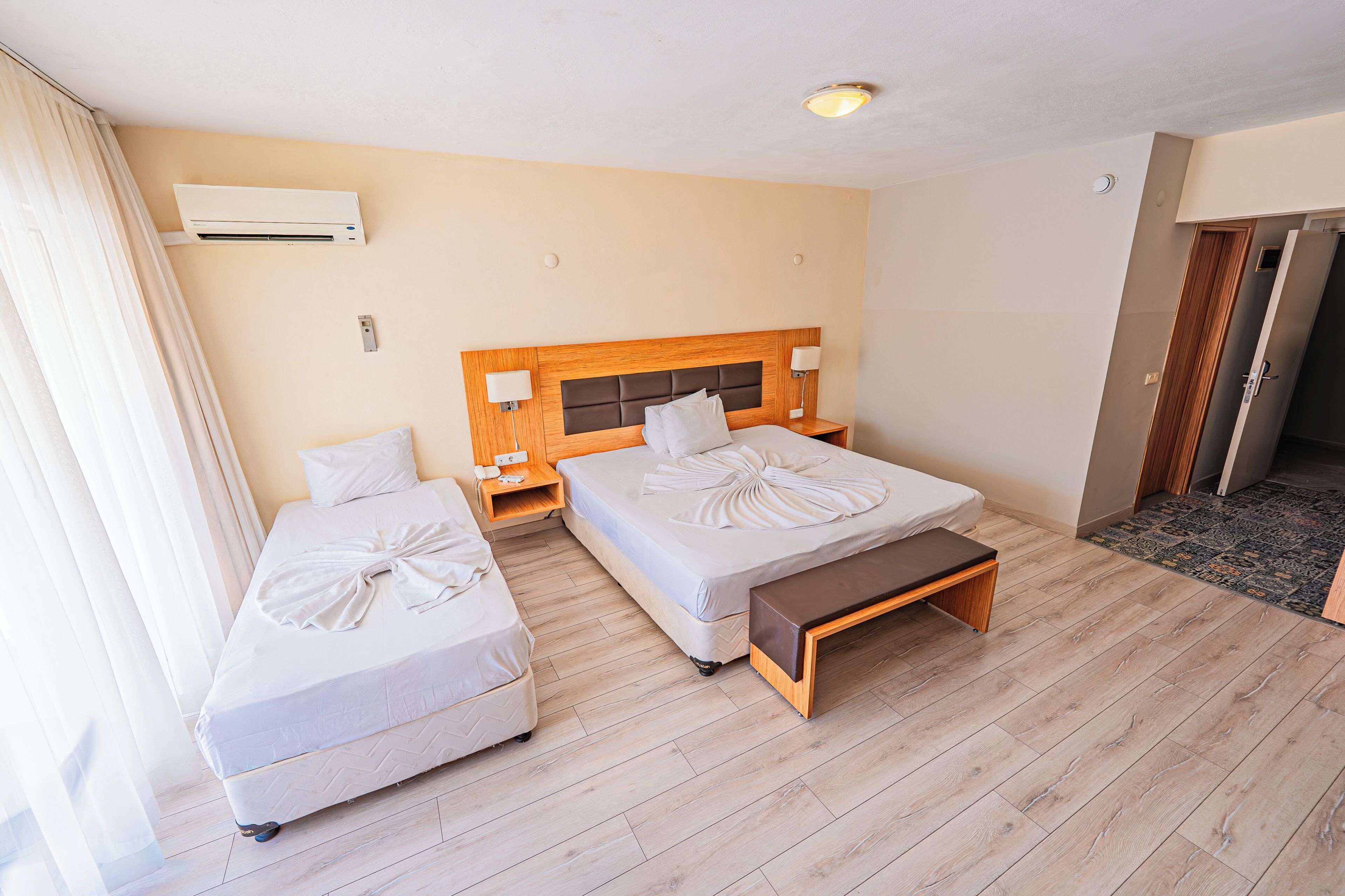 Suite, 1 Bedroom | Minibar, cribs (free), WiFi, bed sheets