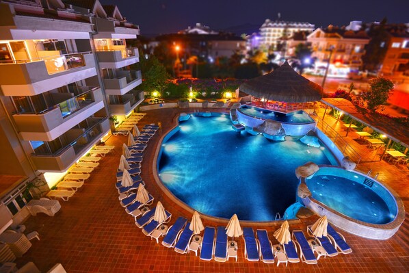 Outdoor pool, pool umbrellas, pool loungers - Begonville Hotel (Marmaris)