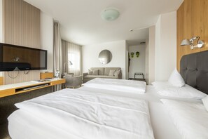 Deluxe dubbelrum | Allergitestade sängkläder och värdeförvaringsskåp på rummet