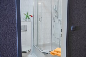 Een douche, een haardroger, handdoeken