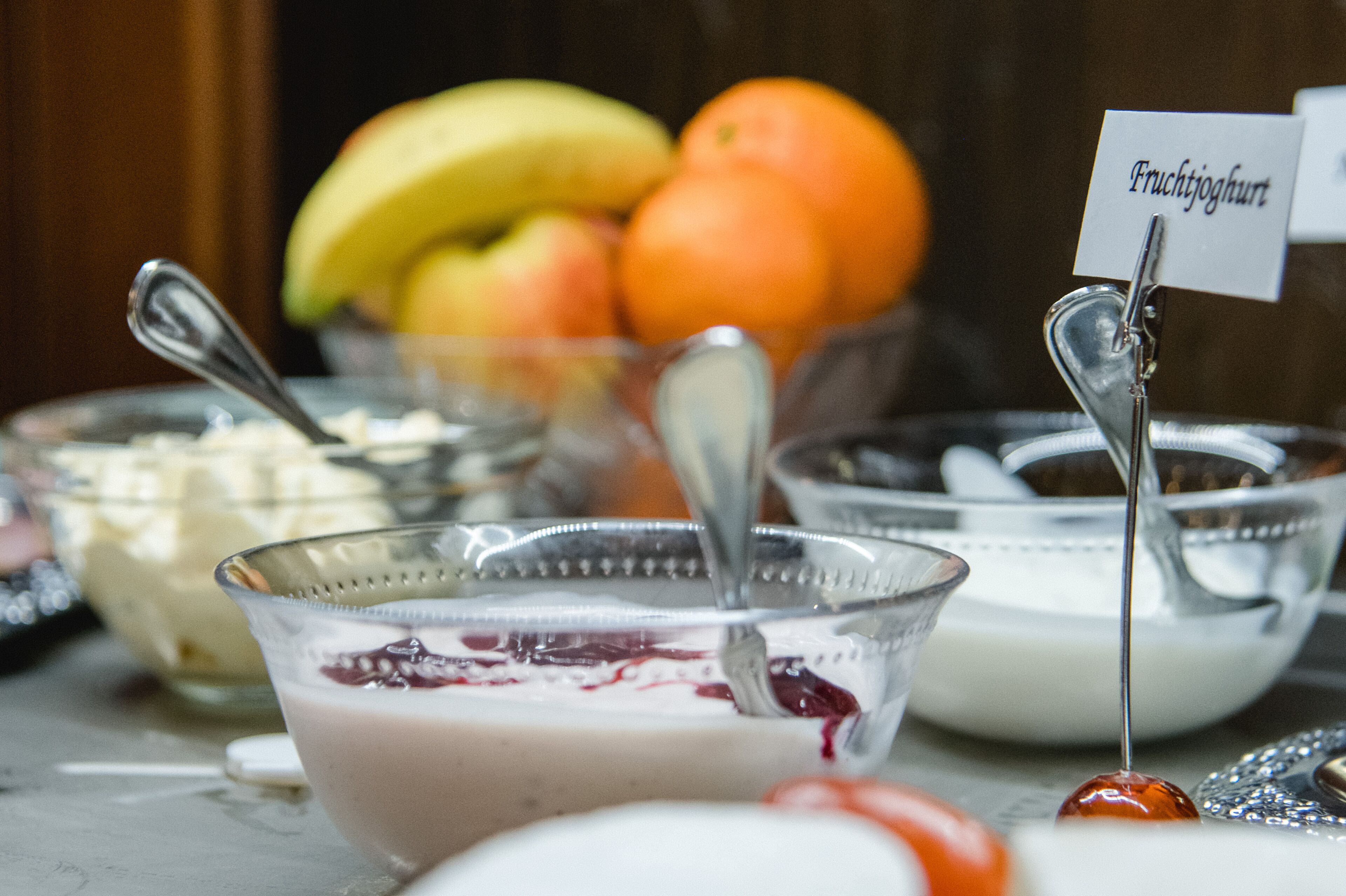 Un buffet proposant une variété d’aliments, notamment des fruits et des produits laitiers.