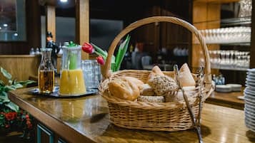 Frukostbuffé varje dag (EUR 11 per person)