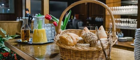 Sarapan bufet setiap hari (EUR 11 seorang)