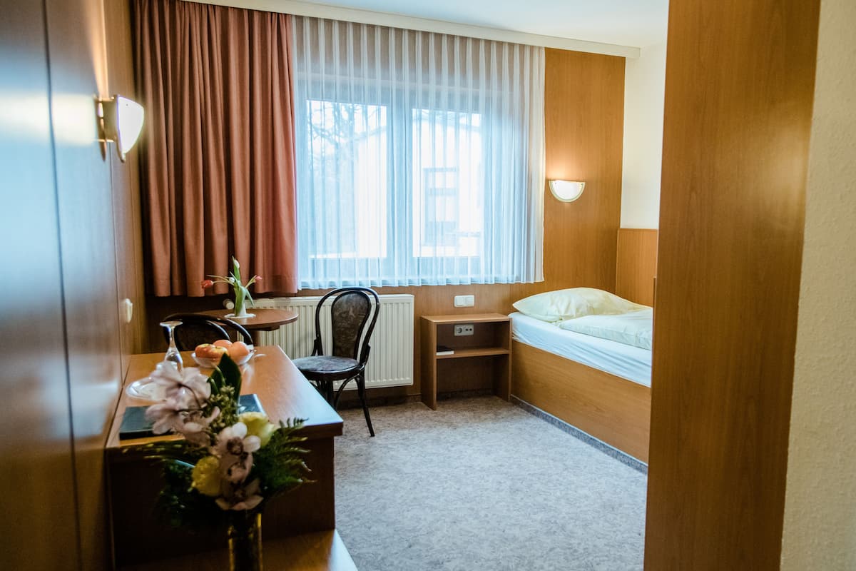 Quarto solteiro standard, 1 cama de solteiro | Frigobar, cofres nos quartos, escrivaninha, quartos à prova de som