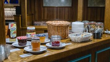Tägliches Frühstücksbuffet (11 EUR pro Person)