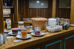 Se ofrece un desayuno bufé todos los días (11 EUR por persona)