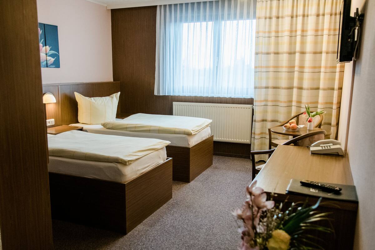 Quarto duplo standard, 2 camas de solteiro | Frigobar, cofres nos quartos, escrivaninha, quartos à prova de som