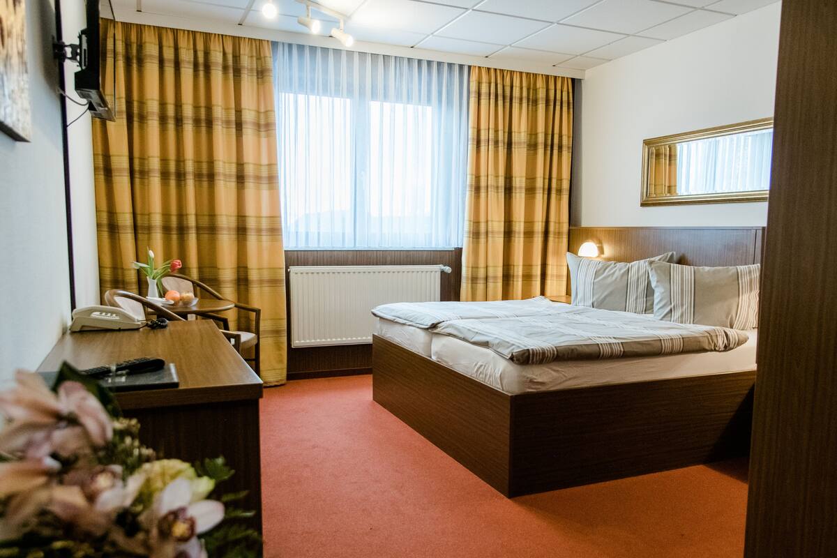 Quarto casal standard, 1 cama Queen | Frigobar, cofres nos quartos, escrivaninha, quartos à prova de som