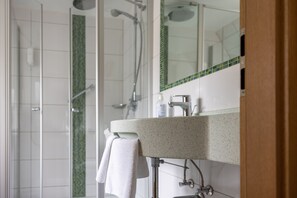 Double Room | Bathroom | Shower, hair dryer, towels - Hotel Garni Lehrertal (Ulm)