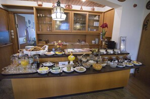Un mostrador de buffet con diferentes alimentos y bebidas.