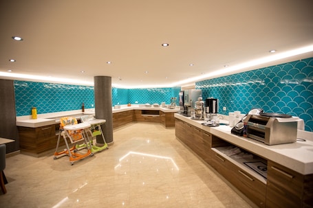 Desayuno buffet diario (EUR 10 por persona)