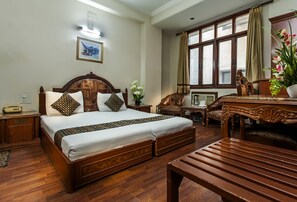 Rom – deluxe, 1 queensize-seng | Minibar, safe på rommet, skrivebord og strykejern/-brett