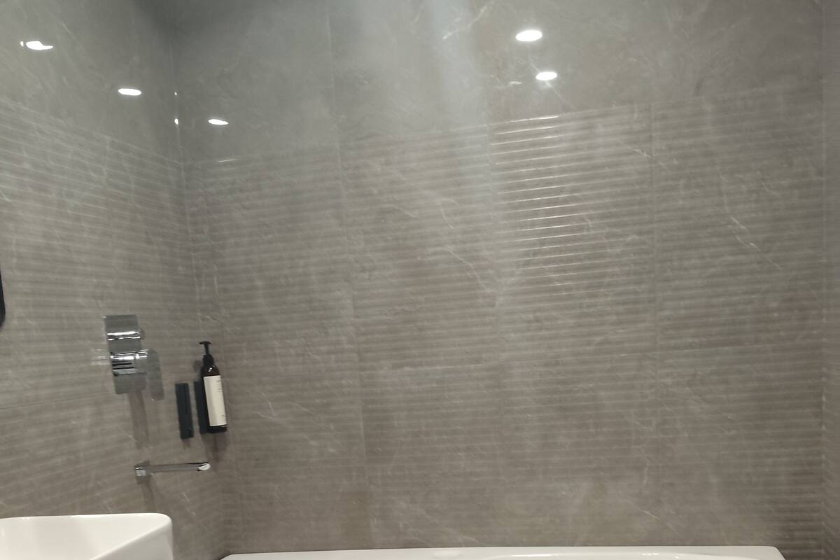 Deluxe Room, 1 Queen Bed | Bathroom | Shower, free toiletries, hair dryer (on request), towels