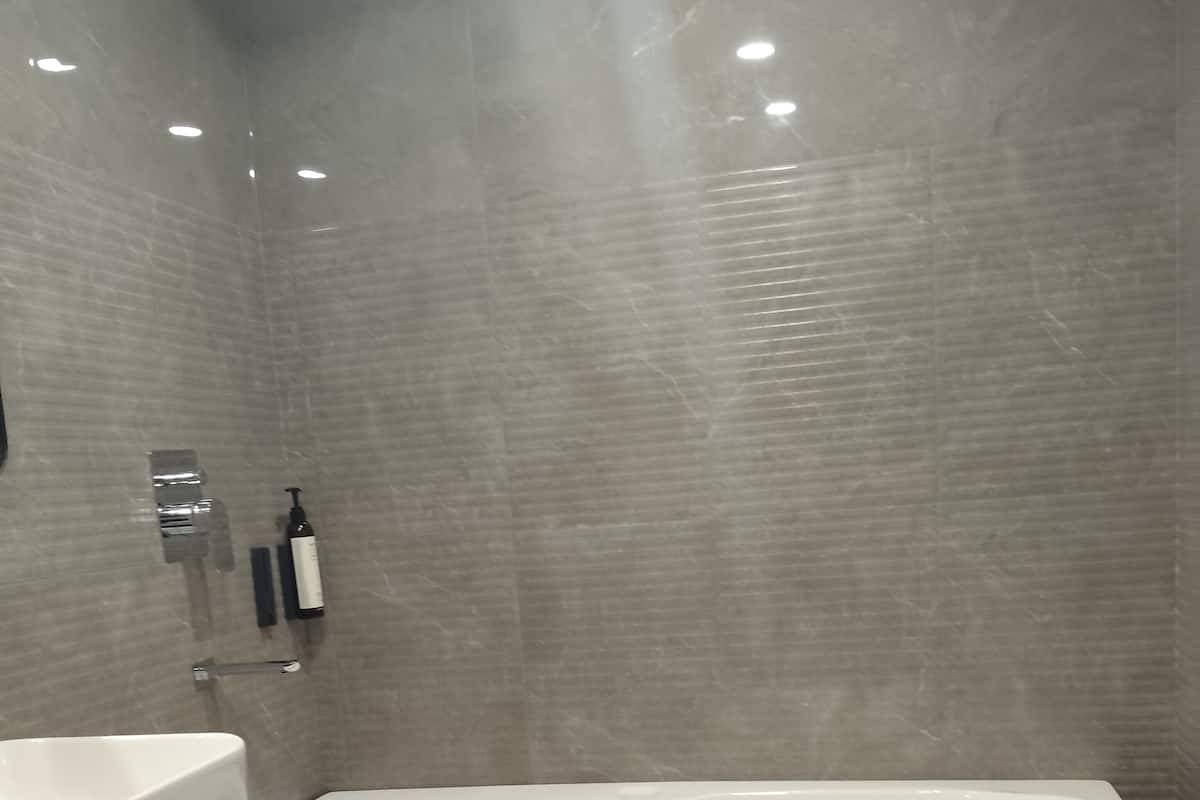 Deluxe Room, 1 Queen Bed | Bathroom