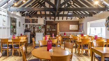 Café da manhã com buffet grátis todos os dias