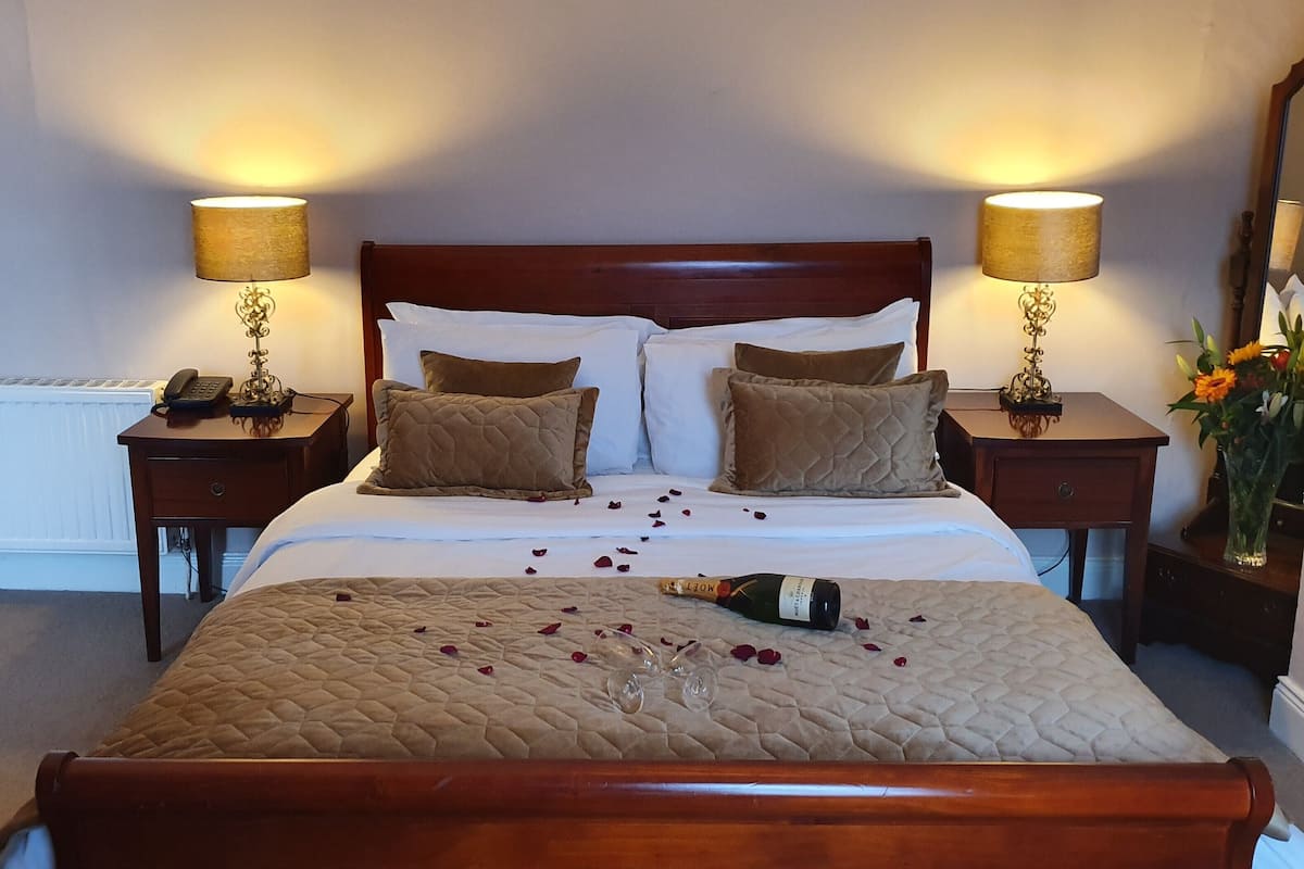 classic room (king) | 1 bedroom, in-room safe, desk, laptop workspace