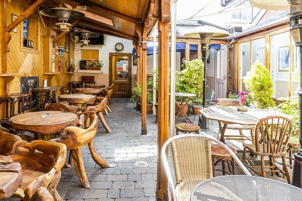 Pub - The Uppercross House Hotel (Dublin)