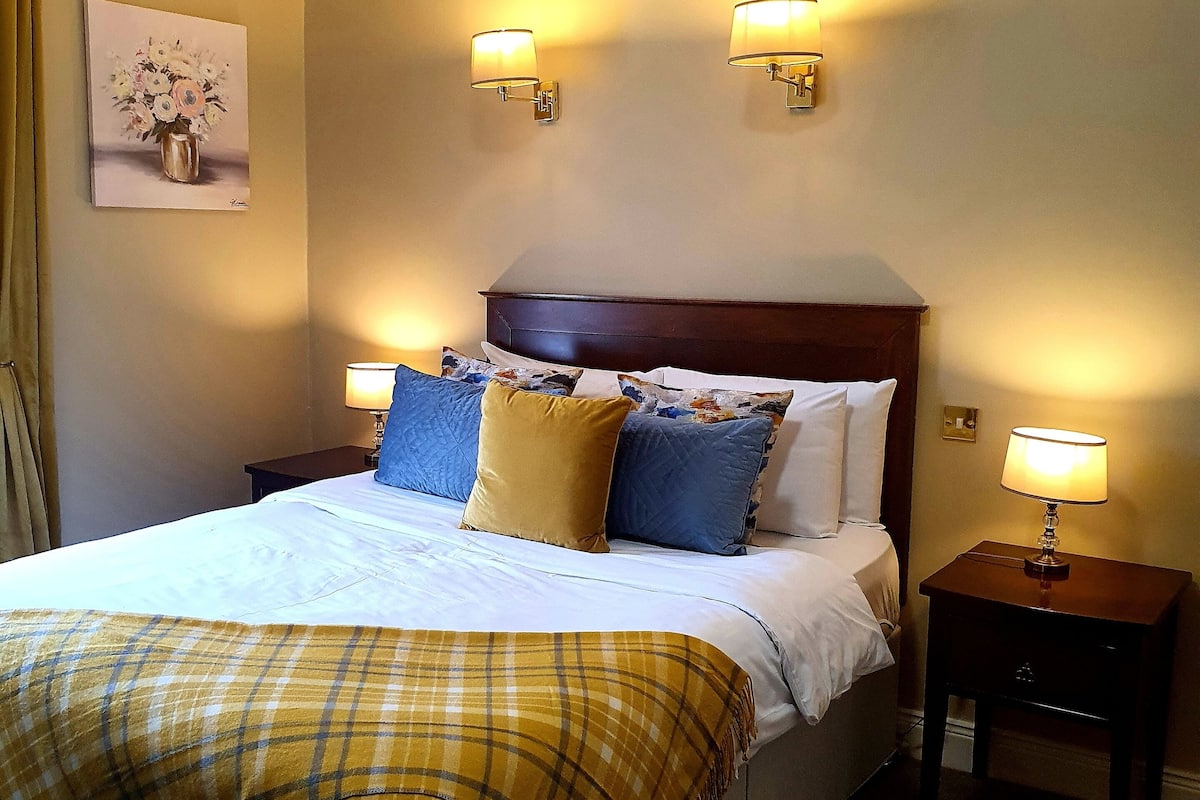 single room | 1 bedroom, in-room safe, desk, laptop workspace