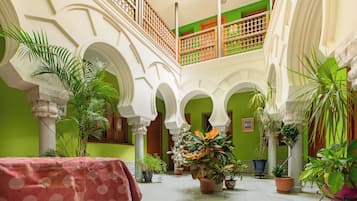 Coin salon dans le hall