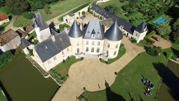 Family dining - Chateau De Vauloge (Ferce-sur-Sarthe)