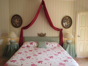 더블룸 | 이집트산 면 시트, 필로우탑 침대, 각각 다른 스타일의 인테리어, 각각 다르게 가구 비치