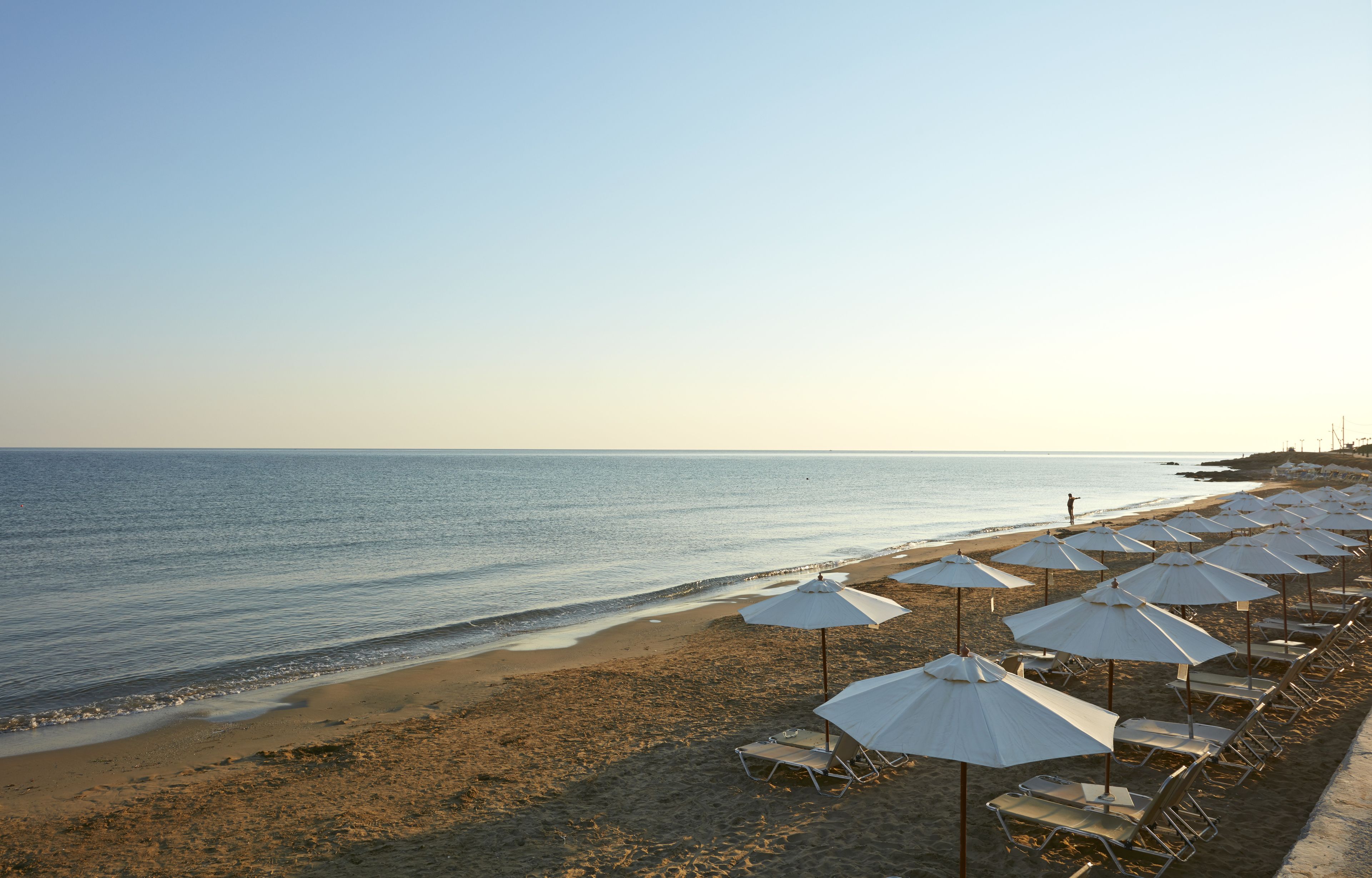 Plage, chaises longues, parasols, serviettes de plage