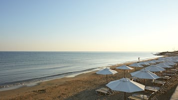 Plage, chaises longues, parasols, serviettes de plage