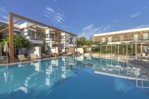 Casual Swim-Up with large Shared Pool | In-room safe, desk, blackout drapes, iron/ironing board (on request)