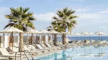 Piscine couverte, parasols de plage, chaises longues