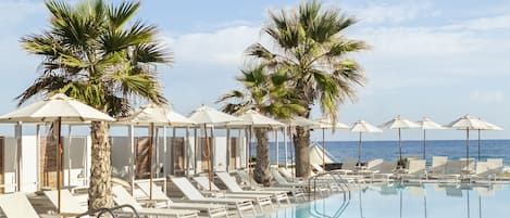 Een binnenzwembad, 3 buitenzwembaden, parasols voor strand/zwembad